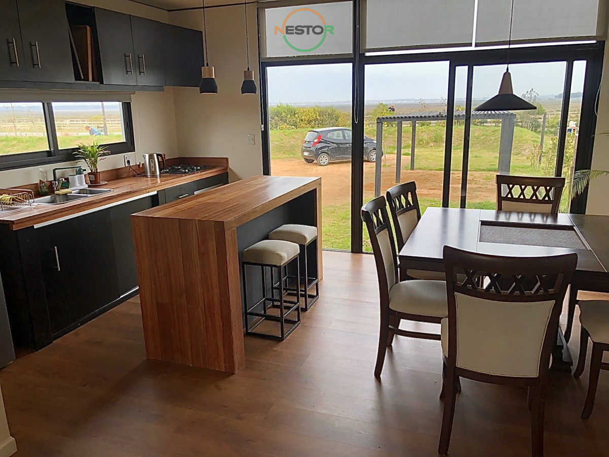 Casa ID.5262 - Entorno rural, 1800 m2 de terreno, vistas a lagos, deck , 3 cuartos, suite, para 5, venta, alquiler a 5 minutos del Centro de La Barra. Barrio Privado