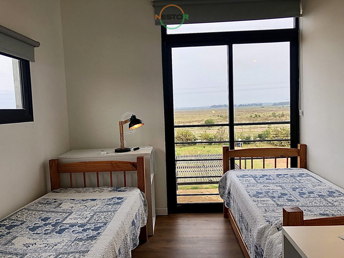 Casa ID.5262 - Entorno rural, 1800 m2 de terreno, vistas a lagos, deck , 3 cuartos, suite, para 5, venta, alquiler a 5 minutos del Centro de La Barra. Barrio Privado