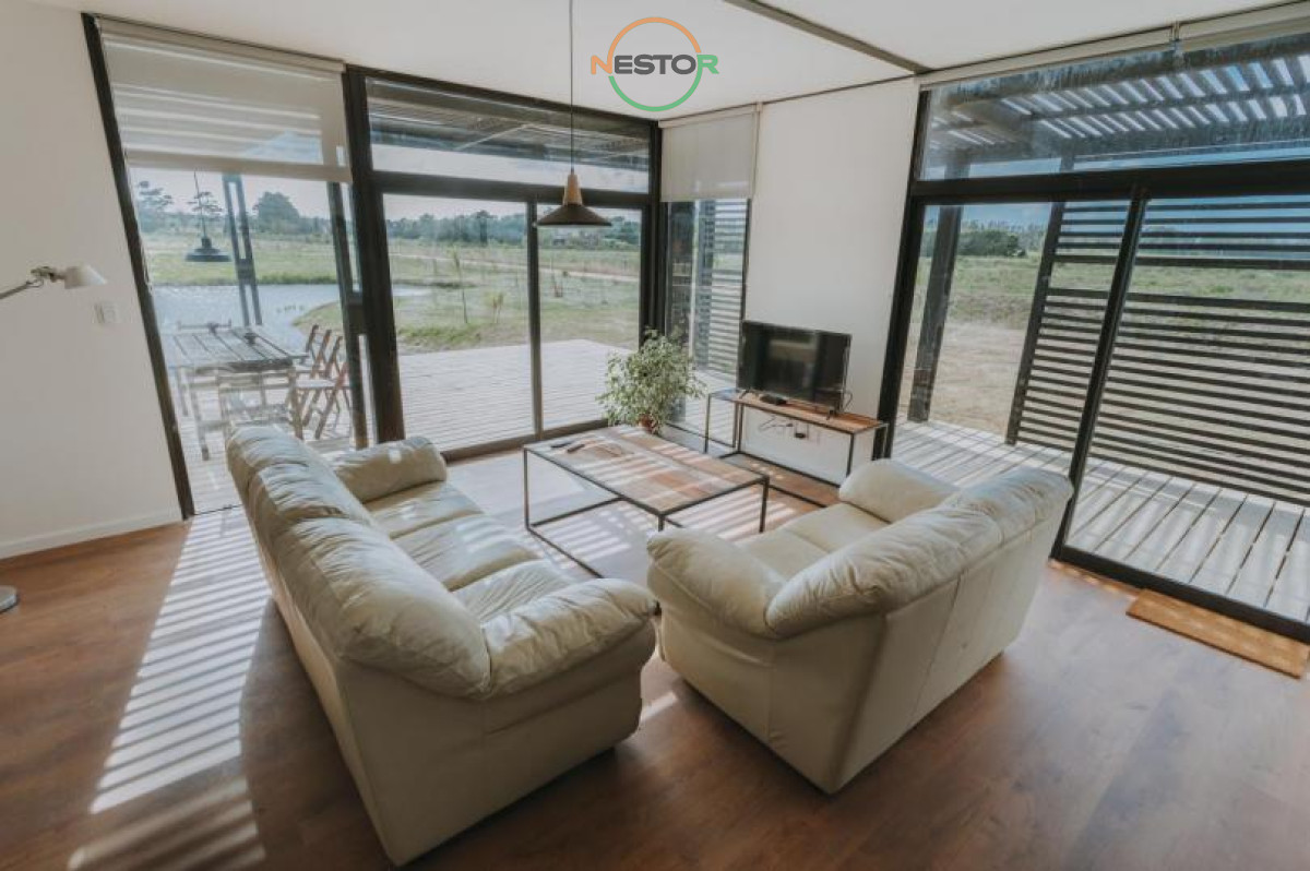 Casa ID.5262 - Entorno rural, 1800 m2 de terreno, vistas a lagos, deck , 3 cuartos, suite, para 5, venta, alquiler a 5 minutos del Centro de La Barra. Barrio Privado