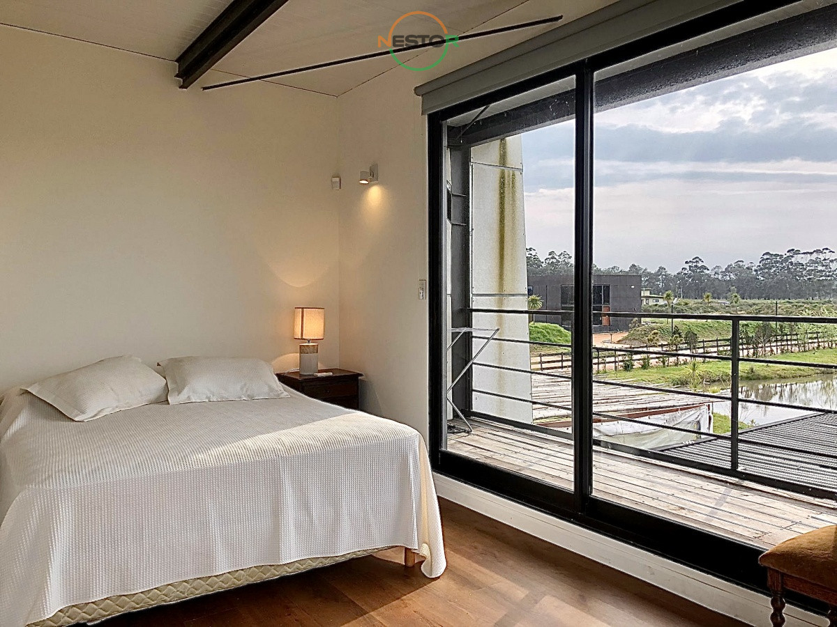 Casa ID.5262 - Entorno rural, 1800 m2 de terreno, vistas a lagos, deck , 3 cuartos, suite, para 5, venta, alquiler a 5 minutos del Centro de La Barra. Barrio Privado