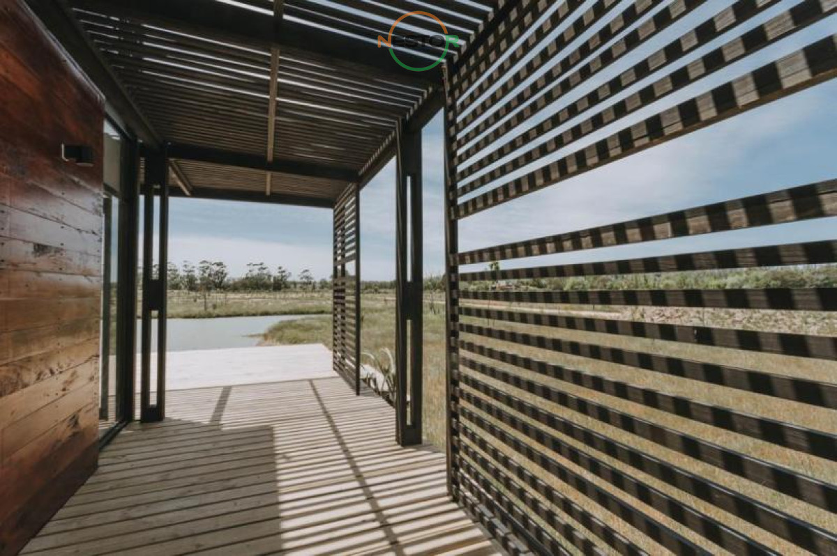 Casa ID.5262 - Entorno rural, 1800 m2 de terreno, vistas a lagos, deck , 3 cuartos, suite, para 5, venta, alquiler a 5 minutos del Centro de La Barra. Barrio Privado