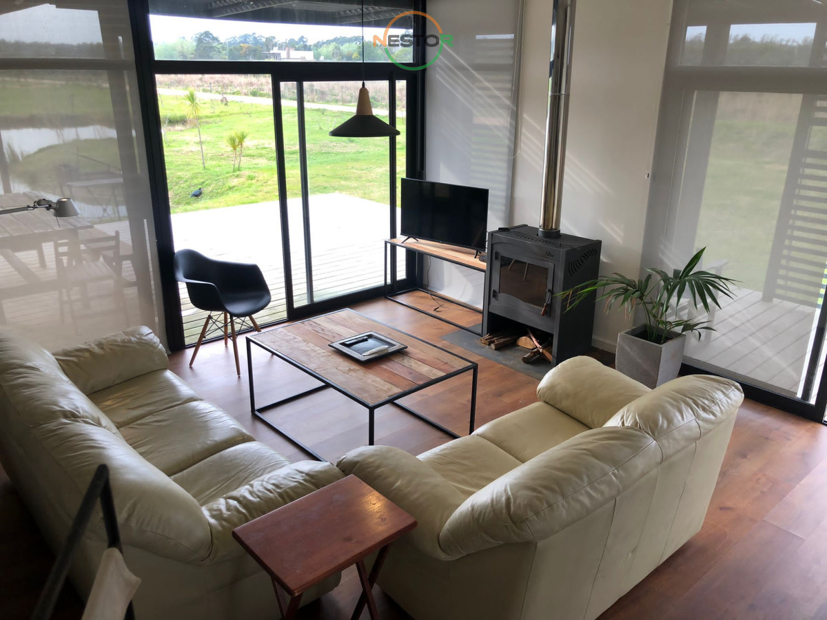 Casa ID.5262 - Entorno rural, 1800 m2 de terreno, vistas a lagos, deck , 3 cuartos, suite, para 5, venta, alquiler a 5 minutos del Centro de La Barra. Barrio Privado