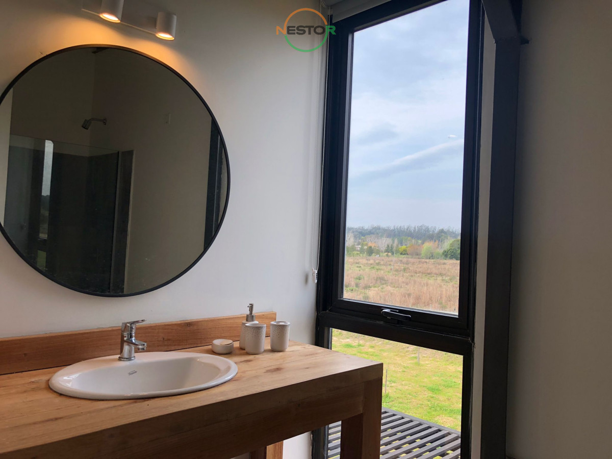 Casa ID.5262 - Entorno rural, 1800 m2 de terreno, vistas a lagos, deck , 3 cuartos, suite, para 5, venta, alquiler a 5 minutos del Centro de La Barra. Barrio Privado