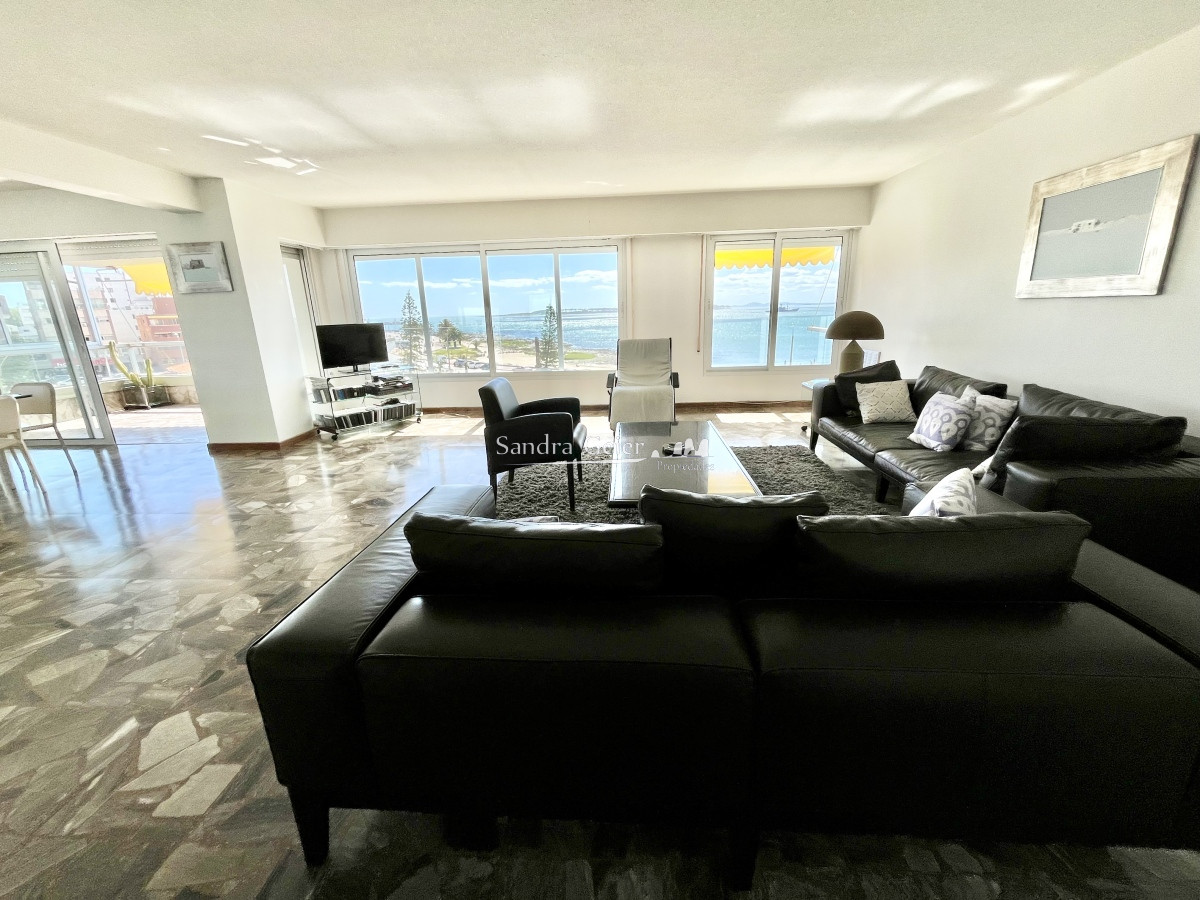 Apartamento ID.2417 - Espectacular planta de 200m2 en venta sobre el mar Punta del Este, Uruguay