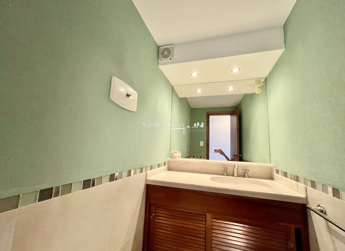 Apartamento ID.2417 - Espectacular planta de 200m2 en venta sobre el mar Punta del Este, Uruguay