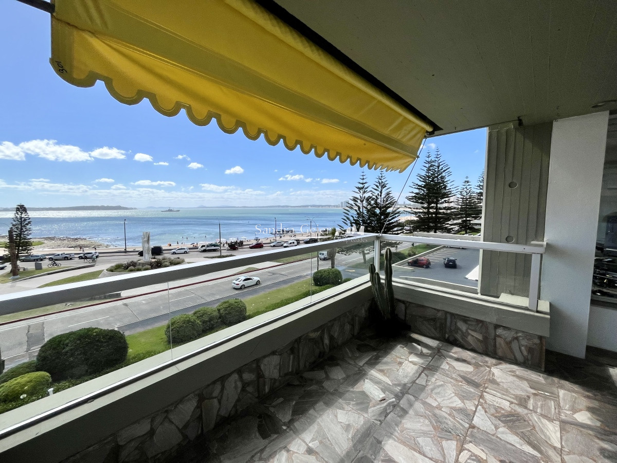 Apartamento ID.2417 - Espectacular planta de 200m2 en venta sobre el mar Punta del Este, Uruguay