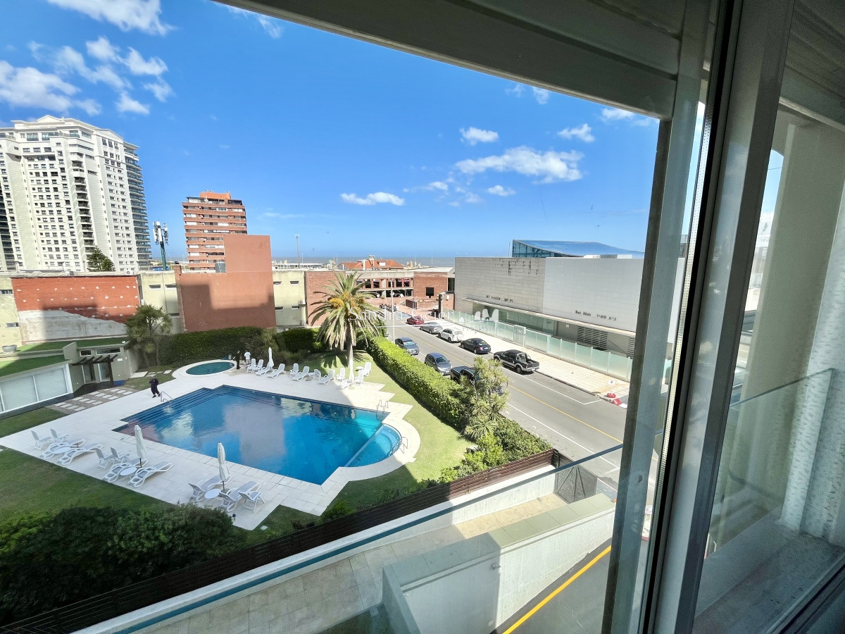 Apartamento ID.2417 - Espectacular planta de 200m2 en venta sobre el mar Punta del Este, Uruguay