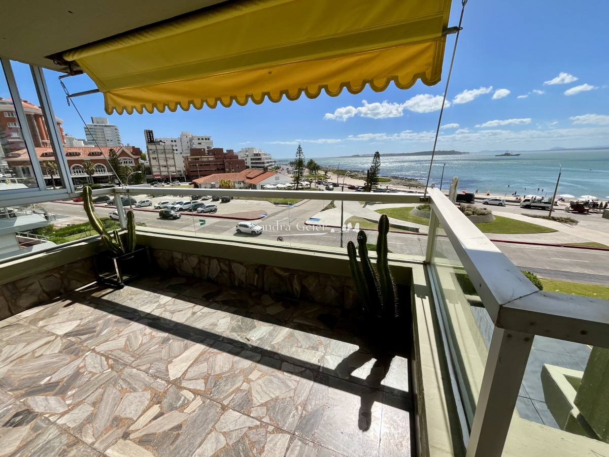Apartamento ID.2417 - Espectacular planta de 200m2 en venta sobre el mar Punta del Este, Uruguay