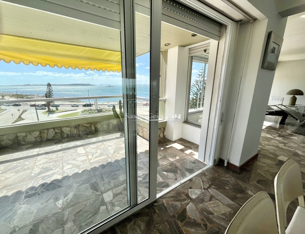 Apartamento ID.2417 - Espectacular planta de 200m2 en venta sobre el mar Punta del Este, Uruguay