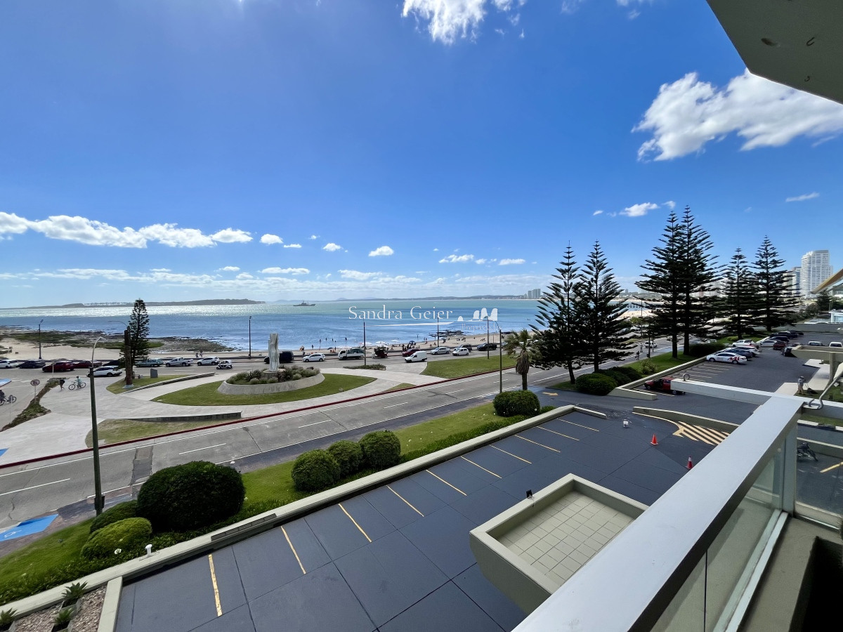 Apartamento ID.2417 - Espectacular planta de 200m2 en venta sobre el mar Punta del Este, Uruguay
