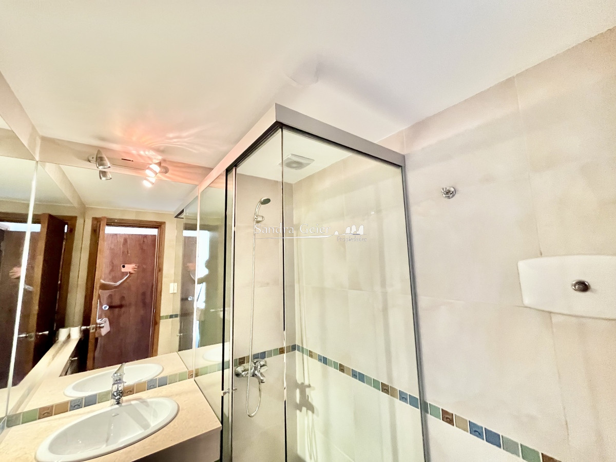 Apartamento ID.2417 - Espectacular planta de 200m2 en venta sobre el mar Punta del Este, Uruguay