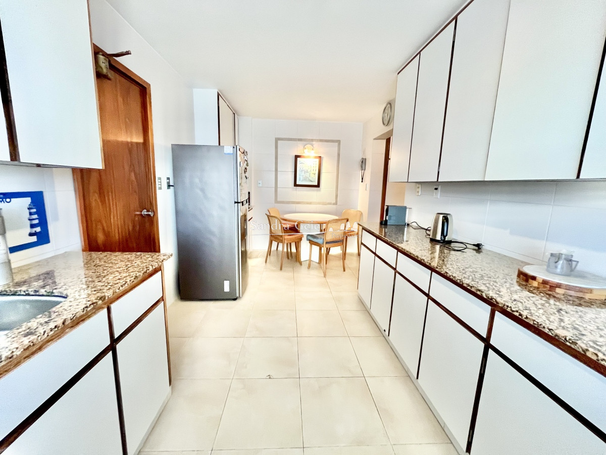 Apartamento ID.2417 - Espectacular planta de 200m2 en venta sobre el mar Punta del Este, Uruguay
