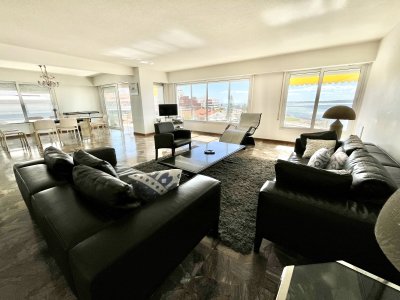 Apartamento ID.2417 - Espectacular planta de 200m2 en venta sobre el mar Punta del Este, Uruguay