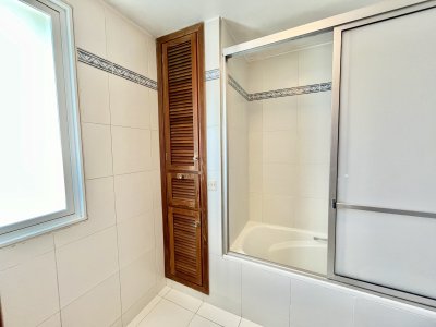 Apartamento ID.2417 - Espectacular planta de 200m2 en venta sobre el mar Punta del Este, Uruguay