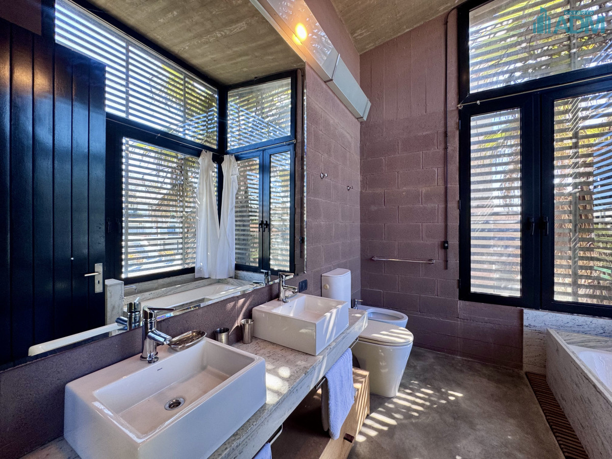Casa ID.2432 - Casa venta 3 dormitorios y servicio, pileta, La Barra, Uruguay