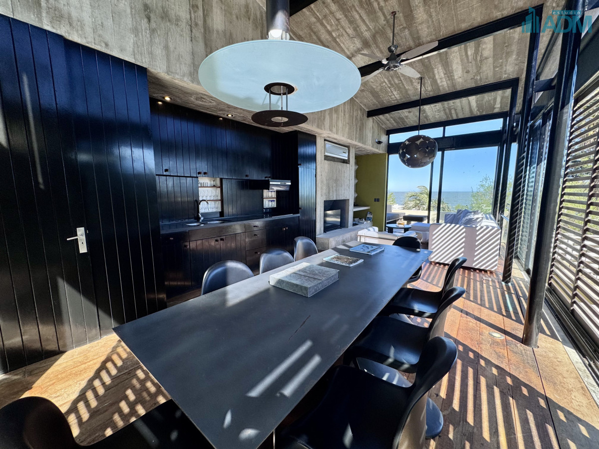 Casa ID.2432 - Casa venta 3 dormitorios y servicio, pileta, La Barra, Uruguay