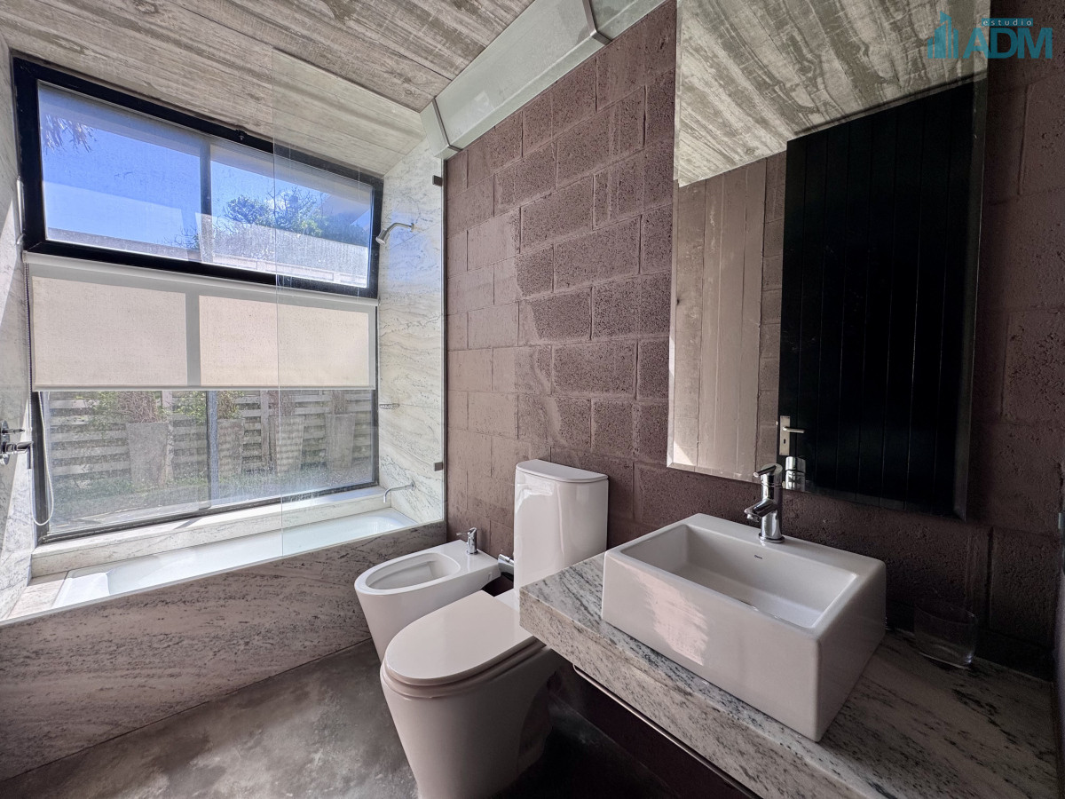 Casa ID.2432 - Casa venta 3 dormitorios y servicio, pileta, La Barra, Uruguay