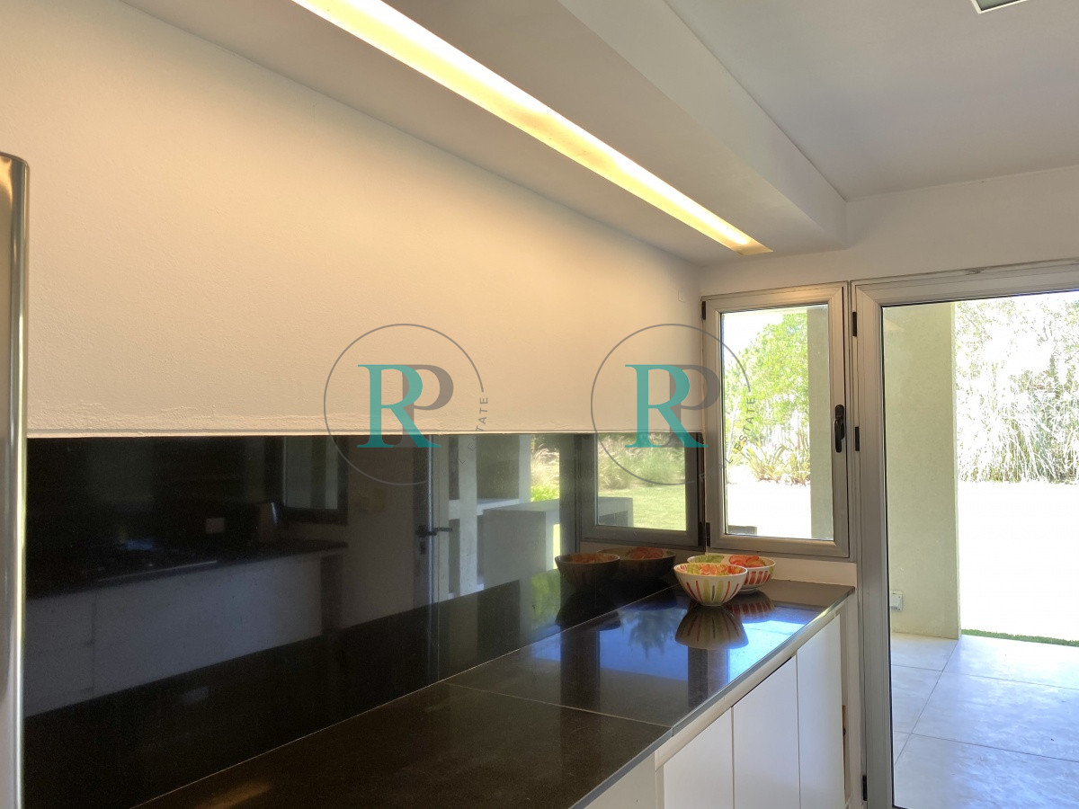 Casa ID.2534 - Venta de casa de cuatro dormitorios en Laguna Blanca, Manantiales, Uruguay
