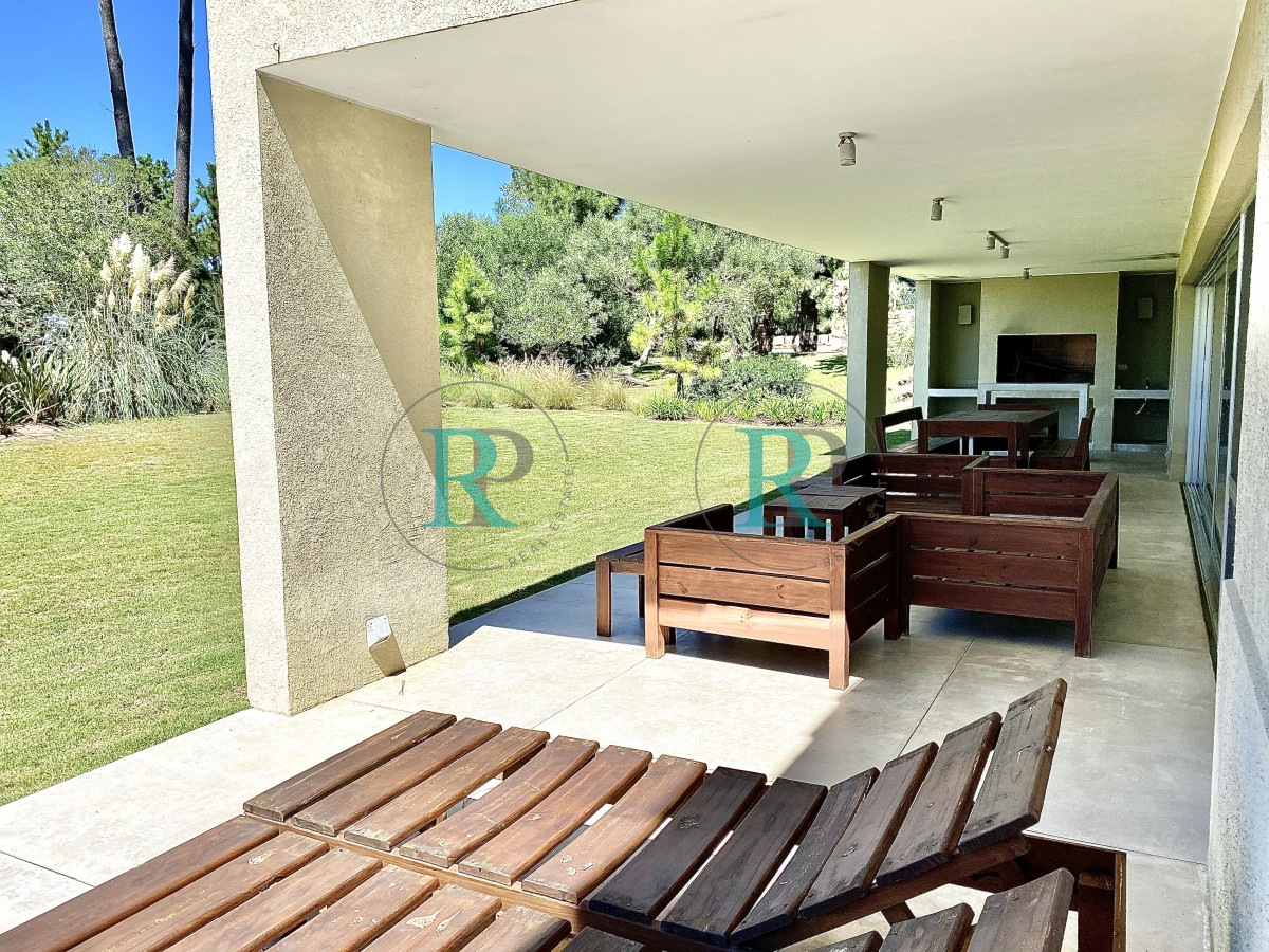 Casa ID.2534 - Venta de casa de cuatro dormitorios en Laguna Blanca, Manantiales, Uruguay