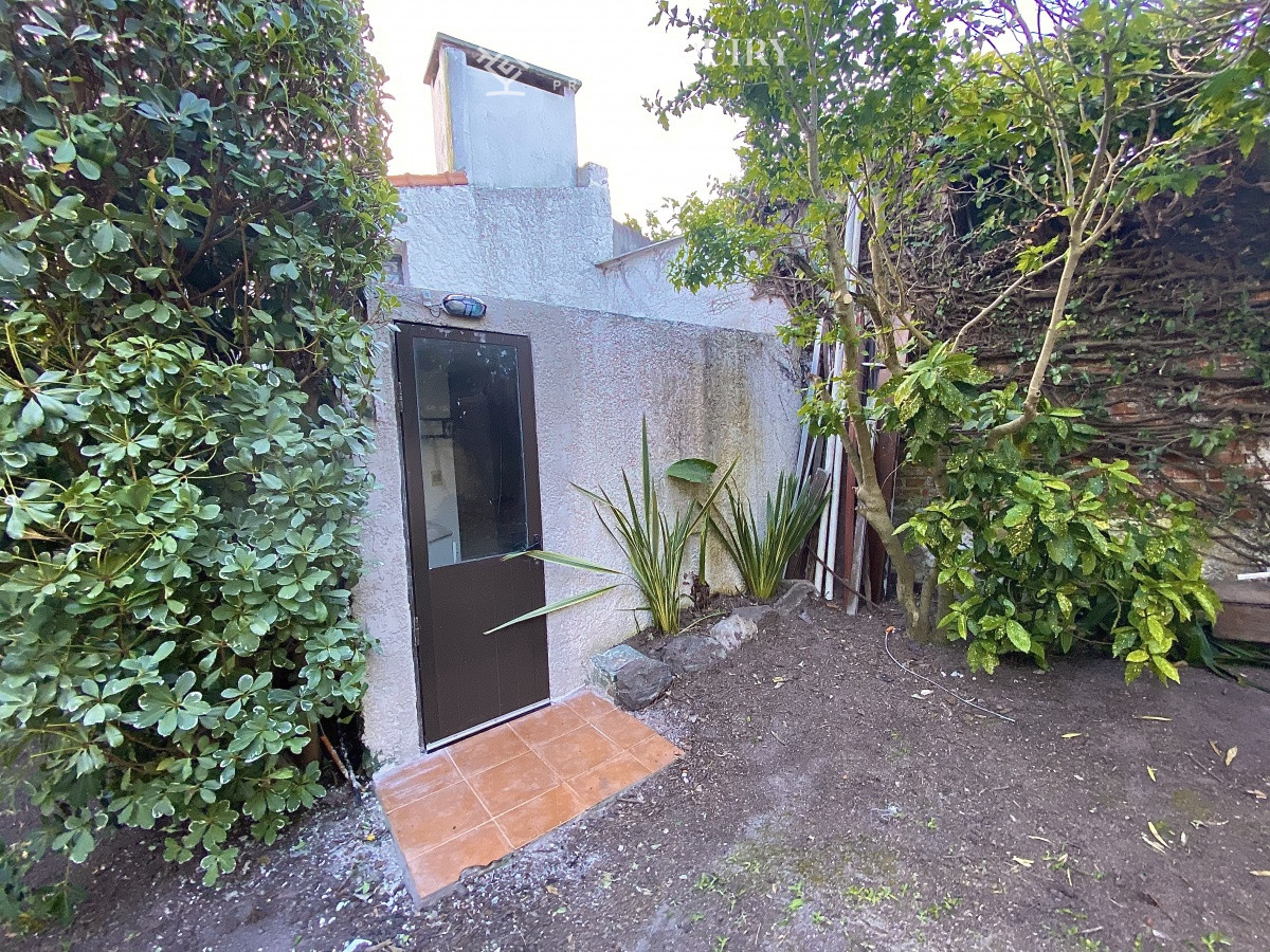Apartamento ID.9928/Moderno-Apartamento-de-Tres-Dormitorios-en-Primera-Linea,-Playa-Brava - Puerto del Buceo, 3 cuartos, 2 suites, servicio, jardin, vista veleros.