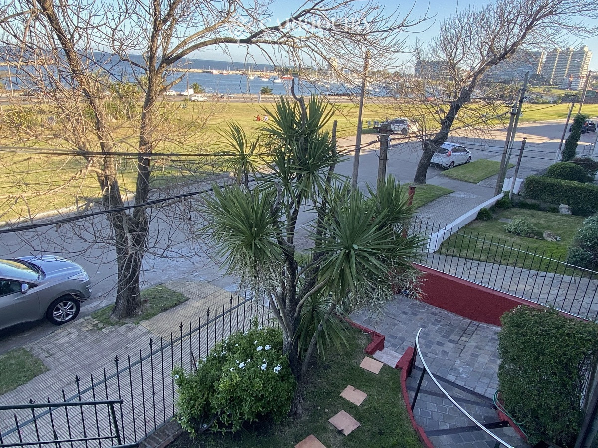 Apartamento ID.9928/Moderno-Apartamento-de-Tres-Dormitorios-en-Primera-Linea,-Playa-Brava - Puerto del Buceo, 3 cuartos, 2 suites, servicio, jardin, vista veleros.
