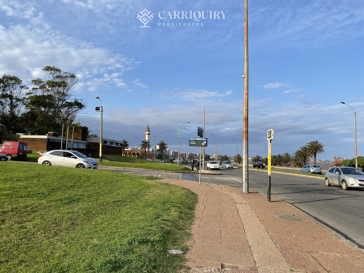 Apartamento ID.9928/Moderno-Apartamento-de-Tres-Dormitorios-en-Primera-Linea,-Playa-Brava - Puerto del Buceo, 3 cuartos, 2 suites, servicio, jardin, vista veleros.