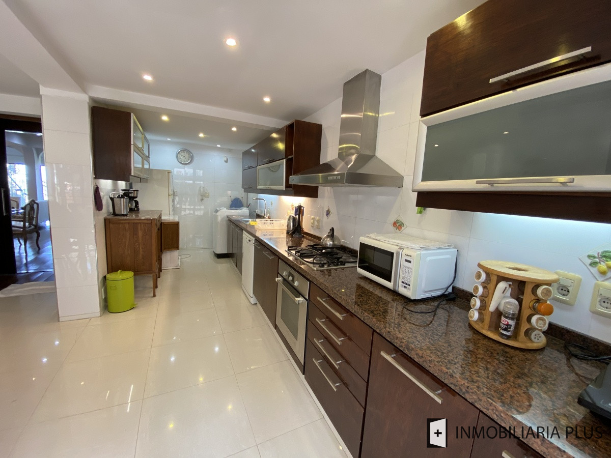 Apartamento ID.298 - Alquiler de CASA 365m2 frente al Puerto del Buceo, Barbacoa, 3 cuartos, 2 suites, servicio, jardín, vista veleros. C869
