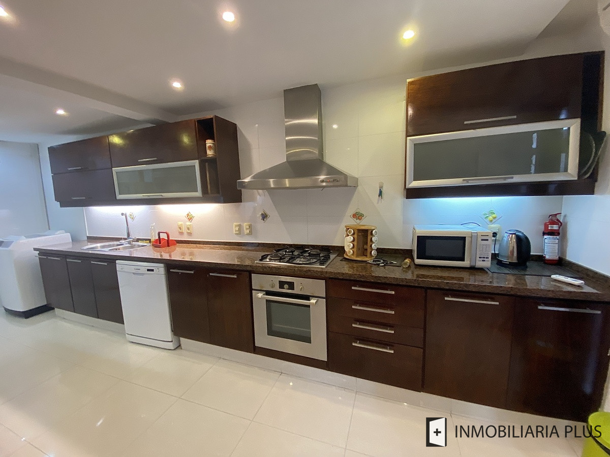 Apartamento ID.298 - Alquiler de CASA 365m2 frente al Puerto del Buceo, Barbacoa, 3 cuartos, 2 suites, servicio, jardín, vista veleros. C869