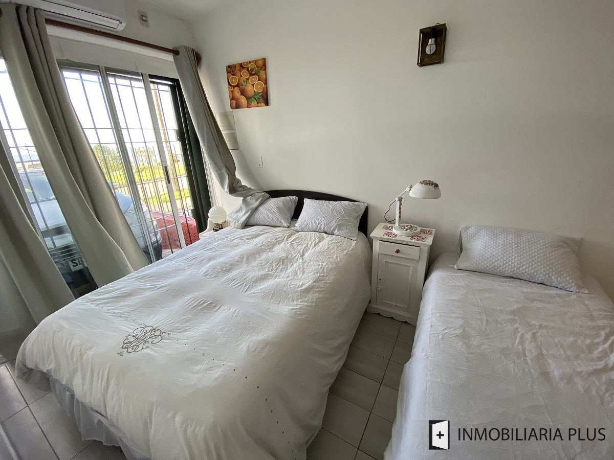 Apartamento ID.298 - Alquiler de CASA 365m2 frente al Puerto del Buceo, Barbacoa, 3 cuartos, 2 suites, servicio, jardín, vista veleros. C869
