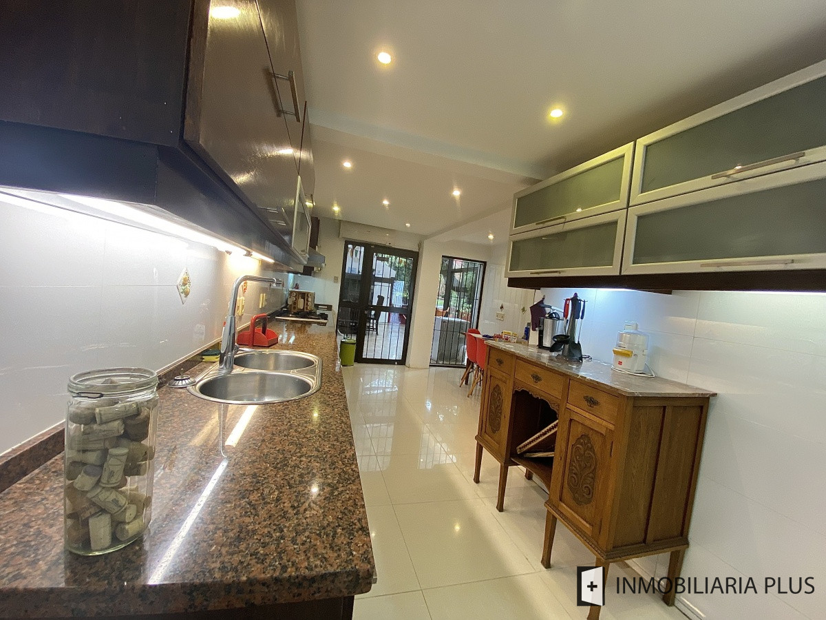 Apartamento ID.298 - Alquiler de CASA 365m2 frente al Puerto del Buceo, Barbacoa, 3 cuartos, 2 suites, servicio, jardín, vista veleros. C869