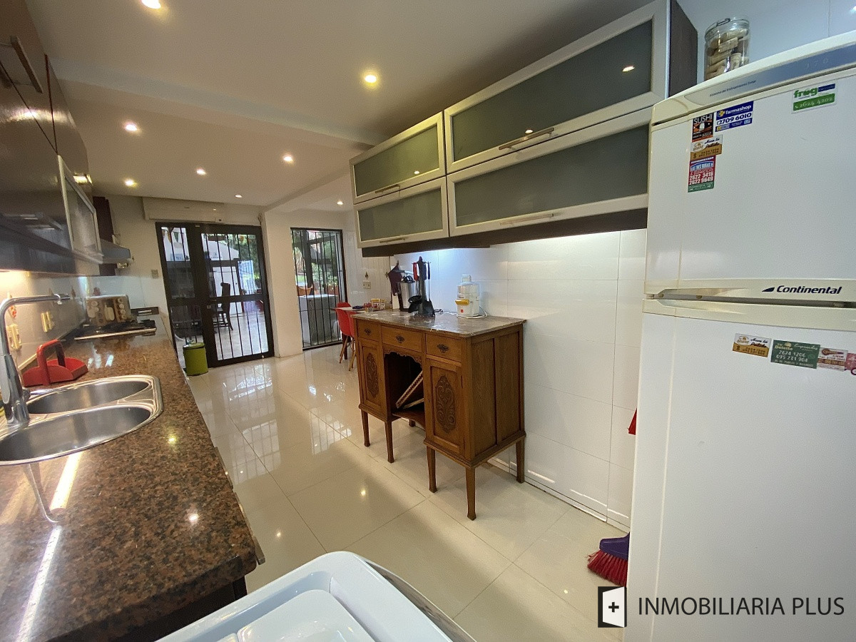 Apartamento ID.298 - Alquiler de CASA 365m2 frente al Puerto del Buceo, Barbacoa, 3 cuartos, 2 suites, servicio, jardín, vista veleros. C869