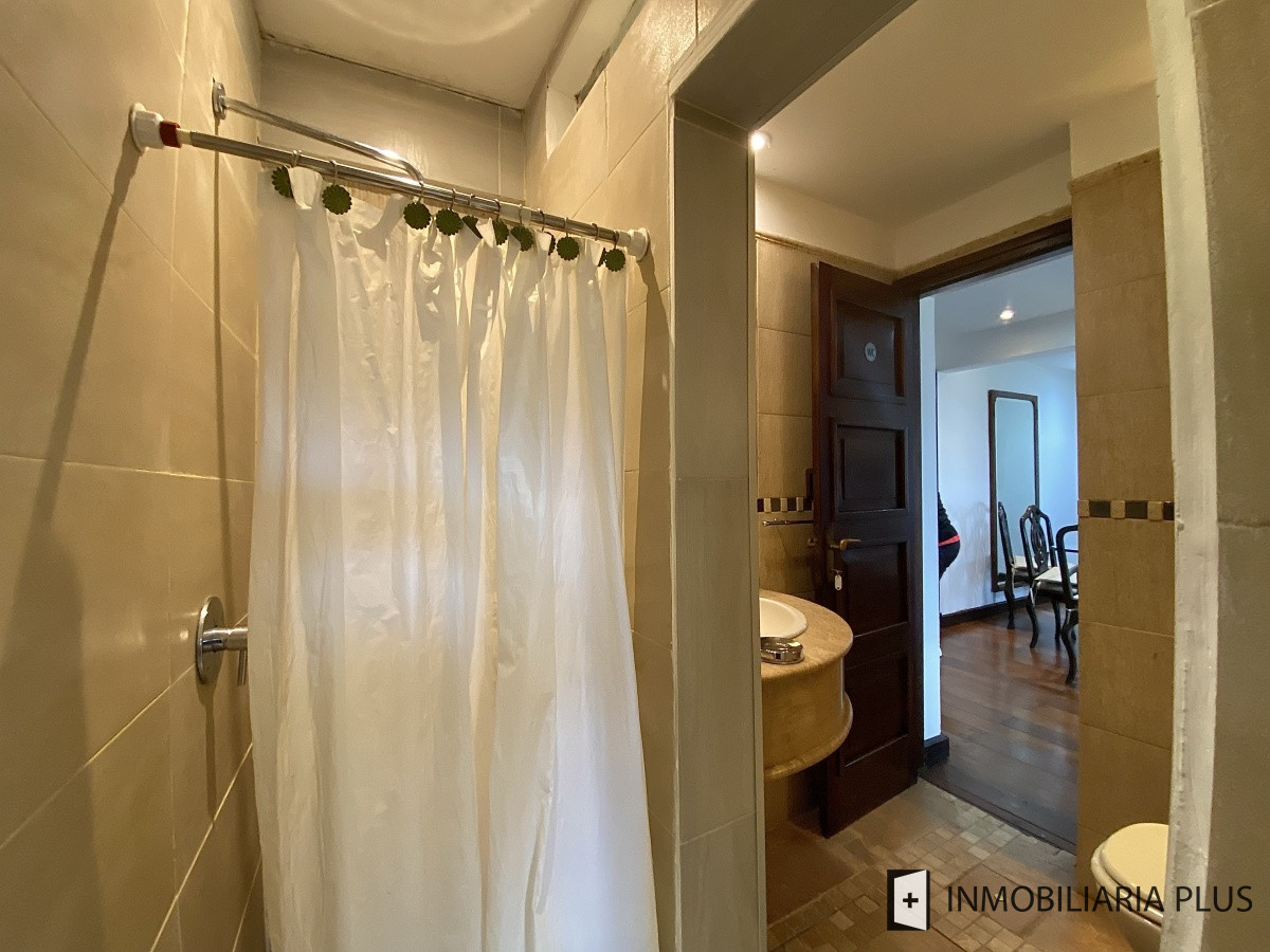 Apartamento ID.298 - Alquiler de CASA 365m2 frente al Puerto del Buceo, Barbacoa, 3 cuartos, 2 suites, servicio, jardín, vista veleros. C869