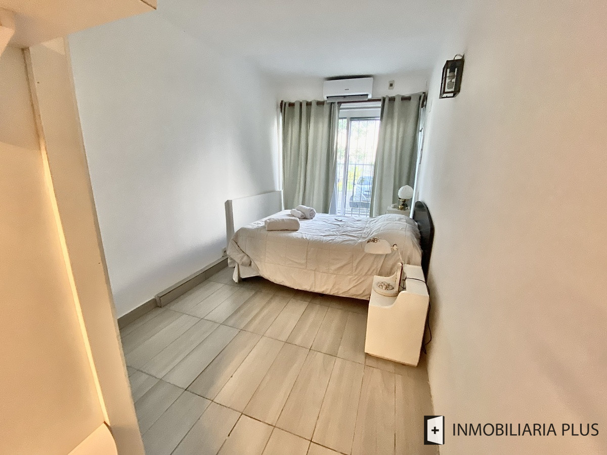 Apartamento ID.298 - Alquiler de CASA 365m2 frente al Puerto del Buceo, Barbacoa, 3 cuartos, 2 suites, servicio, jardín, vista veleros. C869