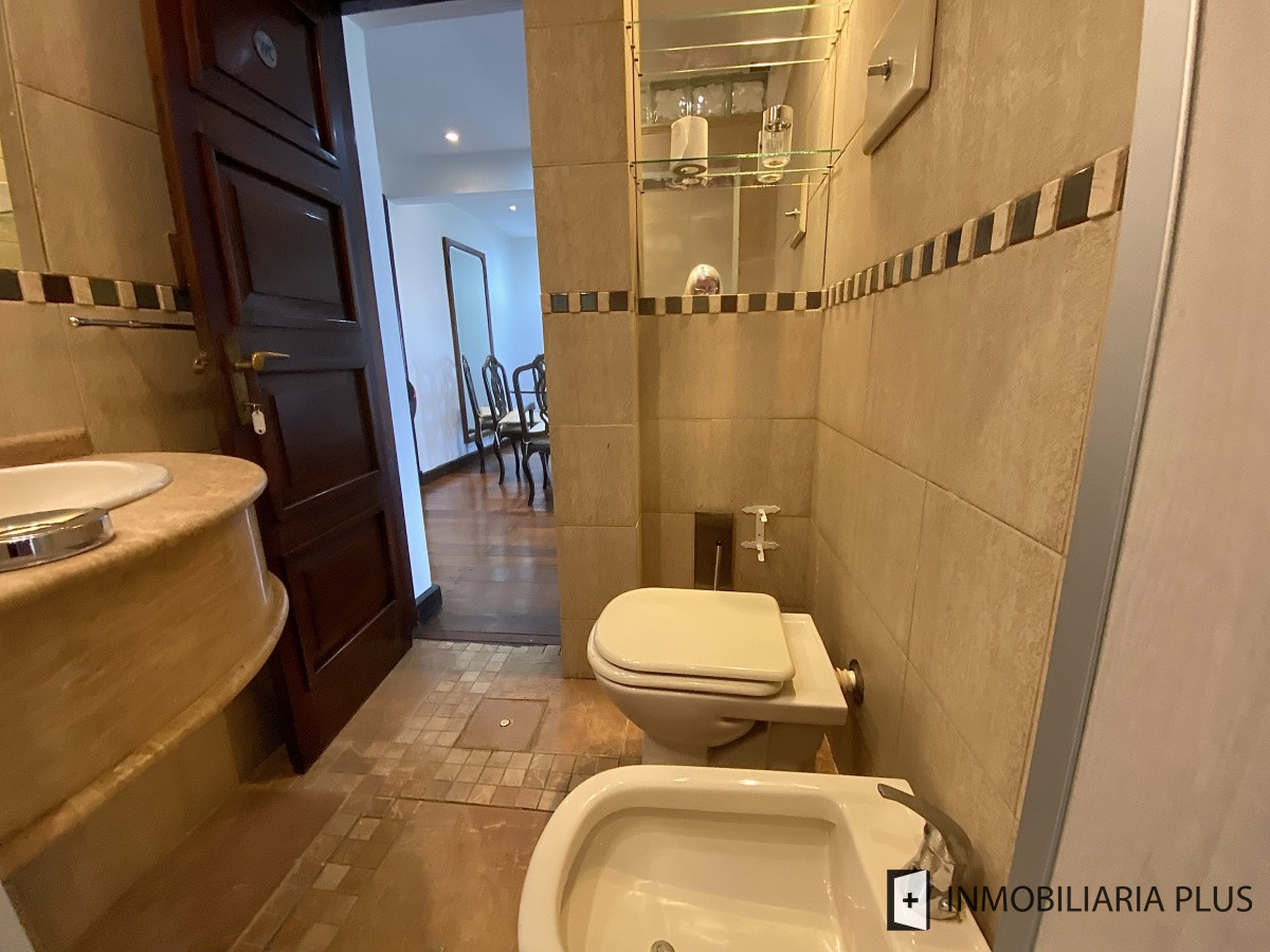 Apartamento ID.298 - Alquiler de CASA 365m2 frente al Puerto del Buceo, Barbacoa, 3 cuartos, 2 suites, servicio, jardín, vista veleros. C869