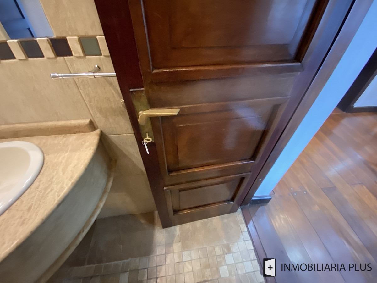 Apartamento ID.298 - Alquiler de CASA 365m2 frente al Puerto del Buceo, Barbacoa, 3 cuartos, 2 suites, servicio, jardín, vista veleros. C869