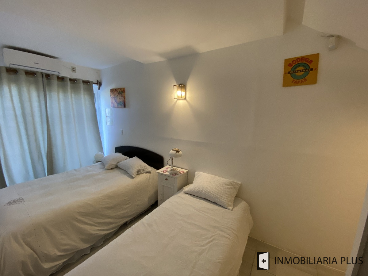 Apartamento ID.298 - Alquiler de CASA 365m2 frente al Puerto del Buceo, Barbacoa, 3 cuartos, 2 suites, servicio, jardín, vista veleros. C869