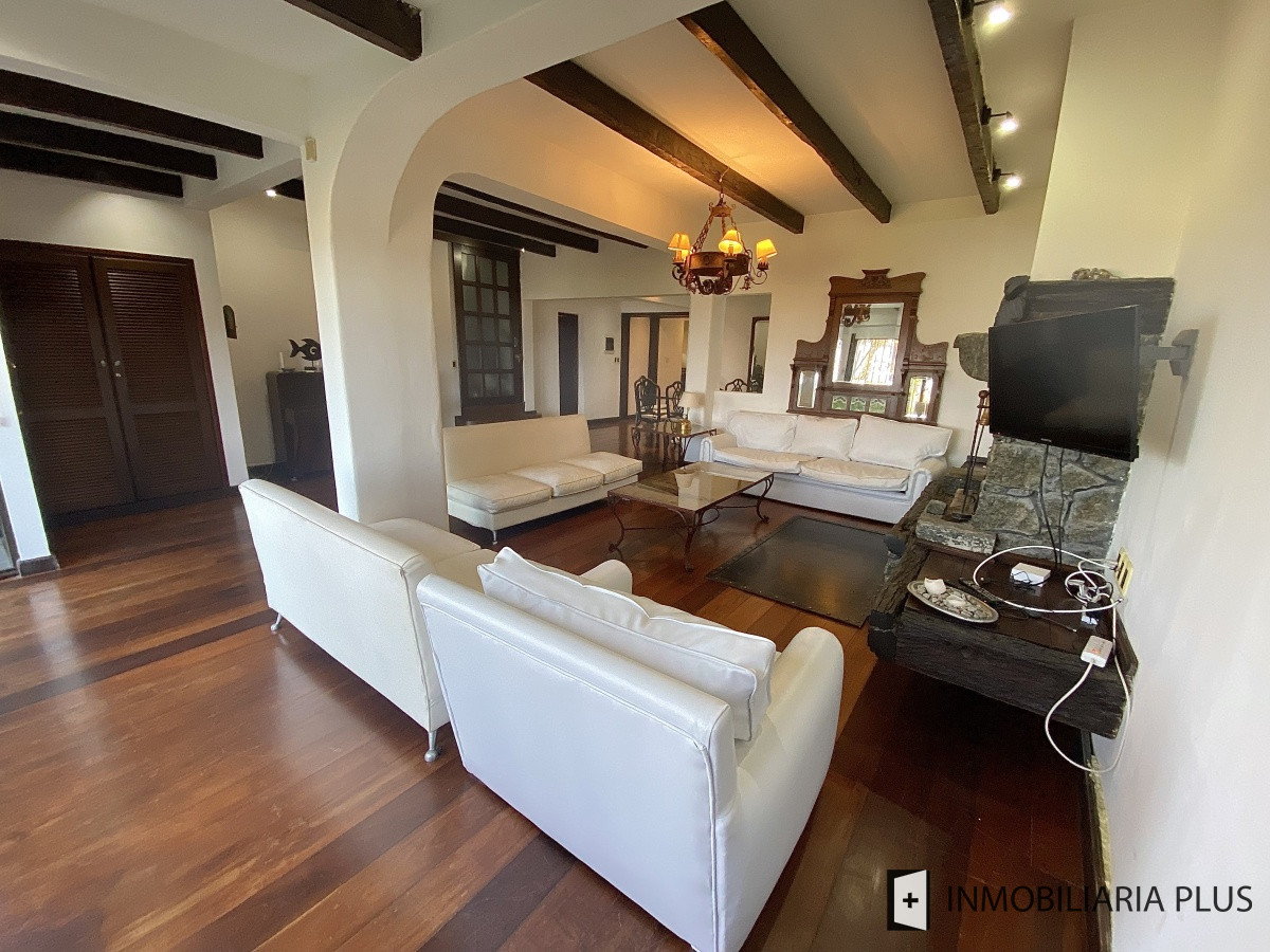 Apartamento ID.298 - Alquiler de CASA 365m2 frente al Puerto del Buceo, Barbacoa, 3 cuartos, 2 suites, servicio, jardín, vista veleros. C869