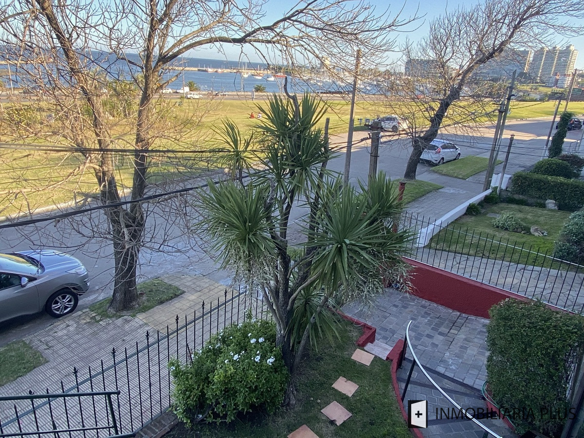 Apartamento ID.298 - Alquiler de CASA 365m2 frente al Puerto del Buceo, Barbacoa, 3 cuartos, 2 suites, servicio, jardín, vista veleros. C869