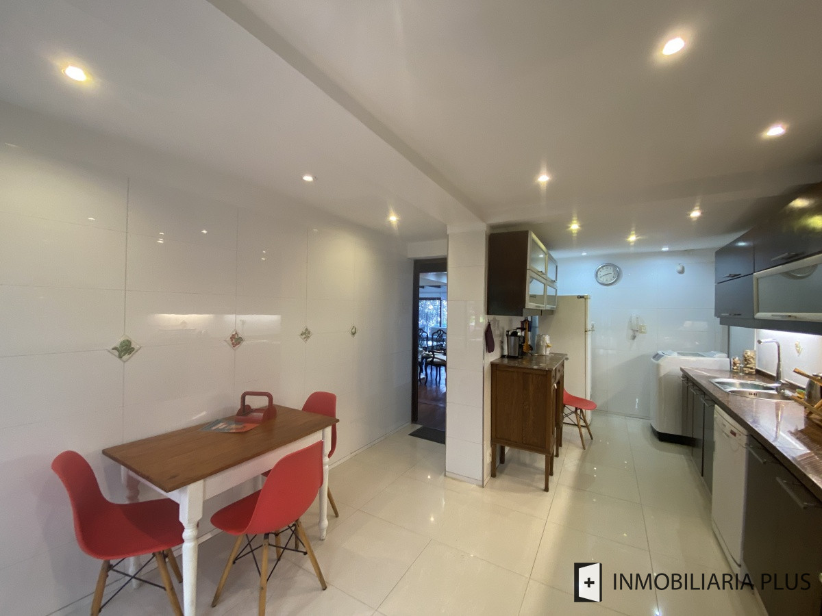 Apartamento ID.298 - Alquiler de CASA 365m2 frente al Puerto del Buceo, Barbacoa, 3 cuartos, 2 suites, servicio, jardín, vista veleros. C869
