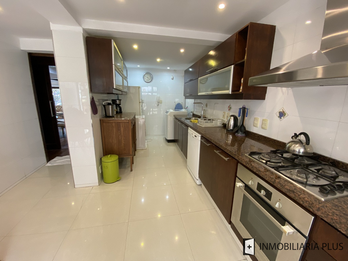 Apartamento ID.298 - Alquiler de CASA 365m2 frente al Puerto del Buceo, Barbacoa, 3 cuartos, 2 suites, servicio, jardín, vista veleros. C869