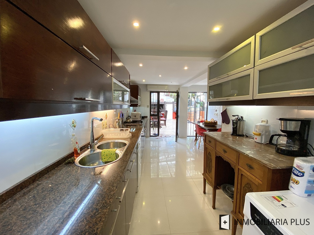 Apartamento ID.298 - Alquiler de CASA 365m2 frente al Puerto del Buceo, Barbacoa, 3 cuartos, 2 suites, servicio, jardín, vista veleros. C869