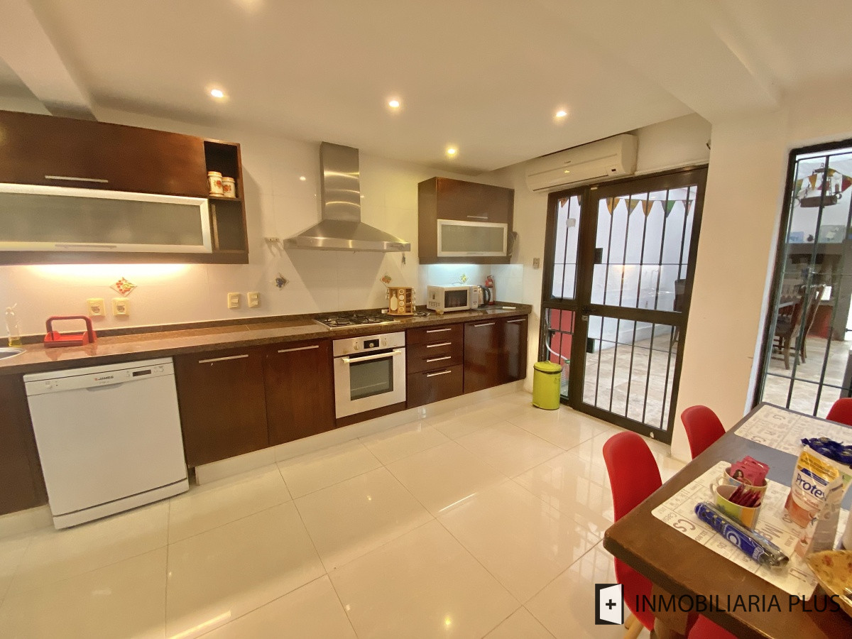 Apartamento ID.298 - Alquiler de CASA 365m2 frente al Puerto del Buceo, Barbacoa, 3 cuartos, 2 suites, servicio, jardín, vista veleros. C869