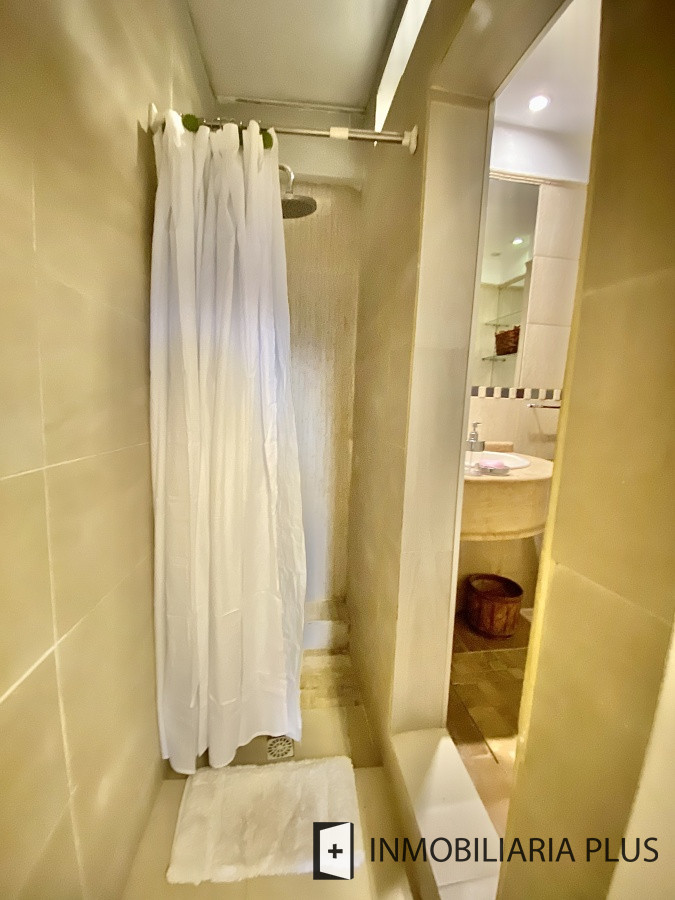 Apartamento ID.298 - Alquiler de CASA 365m2 frente al Puerto del Buceo, Barbacoa, 3 cuartos, 2 suites, servicio, jardín, vista veleros. C869