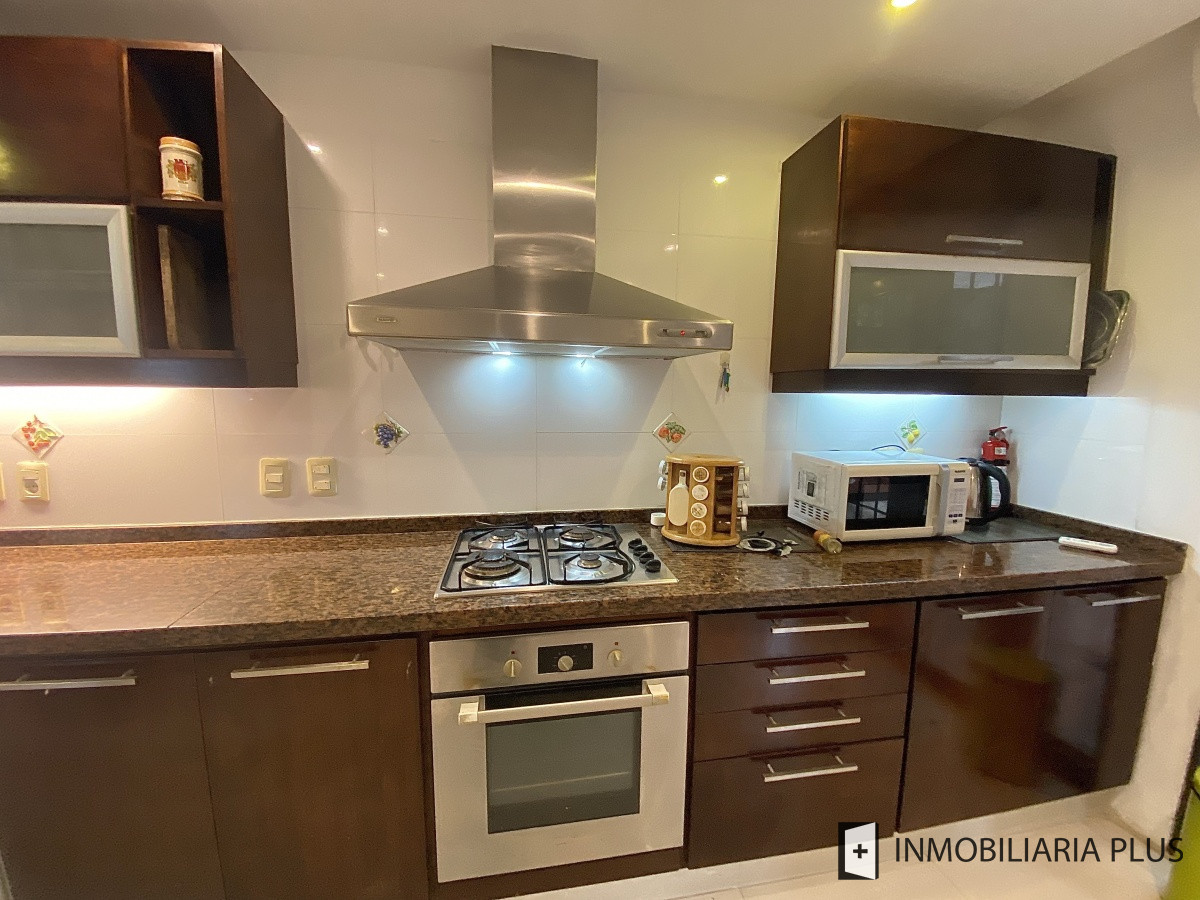 Apartamento ID.298 - Alquiler de CASA 365m2 frente al Puerto del Buceo, Barbacoa, 3 cuartos, 2 suites, servicio, jardín, vista veleros. C869