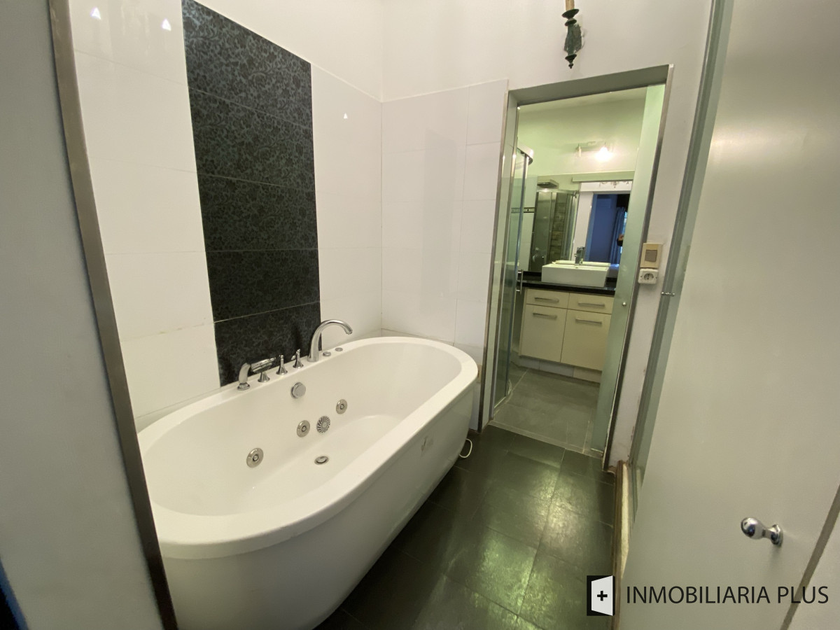 Apartamento ID.298 - Alquiler de CASA 365m2 frente al Puerto del Buceo, Barbacoa, 3 cuartos, 2 suites, servicio, jardín, vista veleros. C869