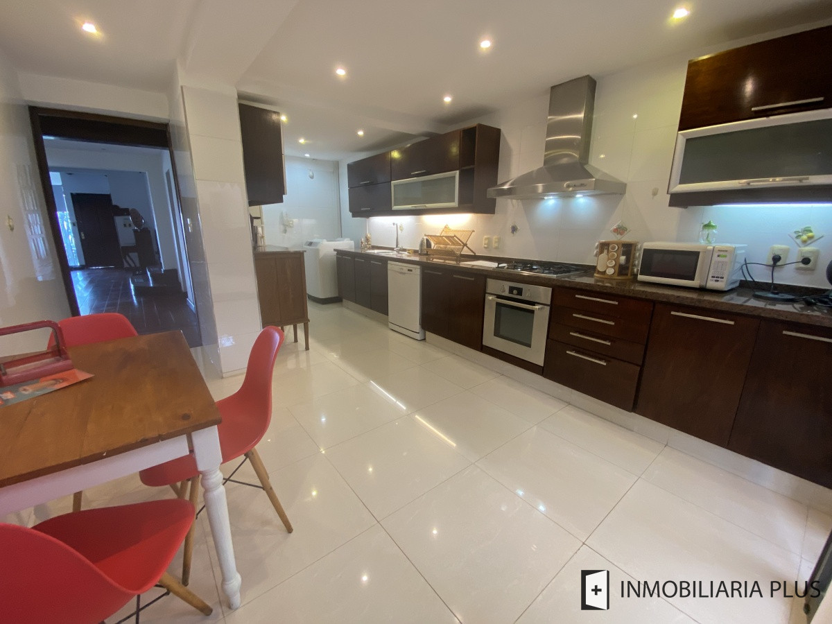 Apartamento ID.298 - Alquiler de CASA 365m2 frente al Puerto del Buceo, Barbacoa, 3 cuartos, 2 suites, servicio, jardín, vista veleros. C869