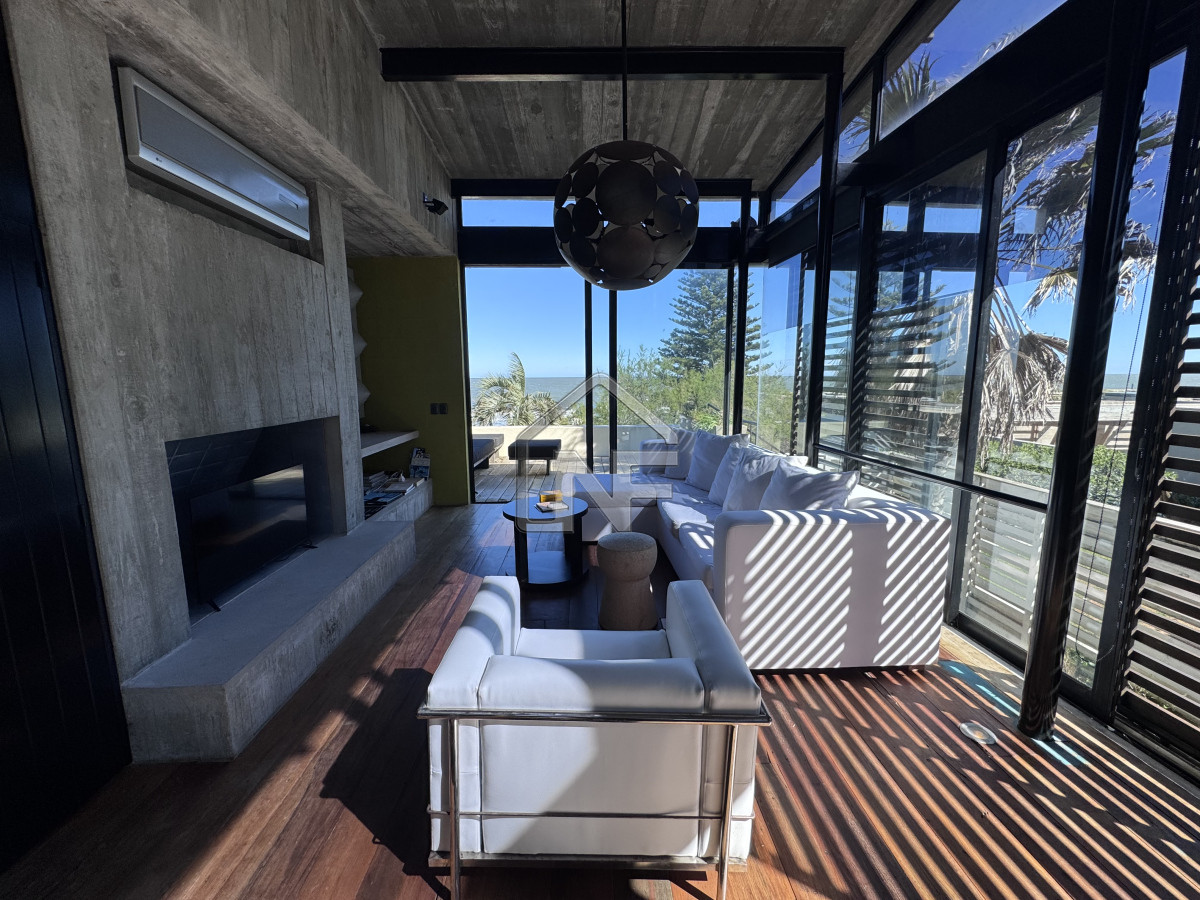 Casa ID.223 - Casa venta 3 dormitorios y servicio, pileta, La Barra, Uruguay