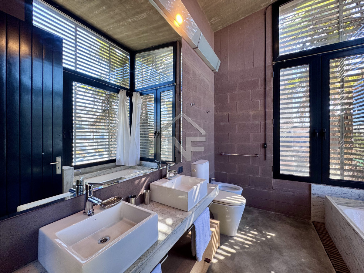 Casa ID.223 - Casa venta 3 dormitorios y servicio, pileta, La Barra, Uruguay