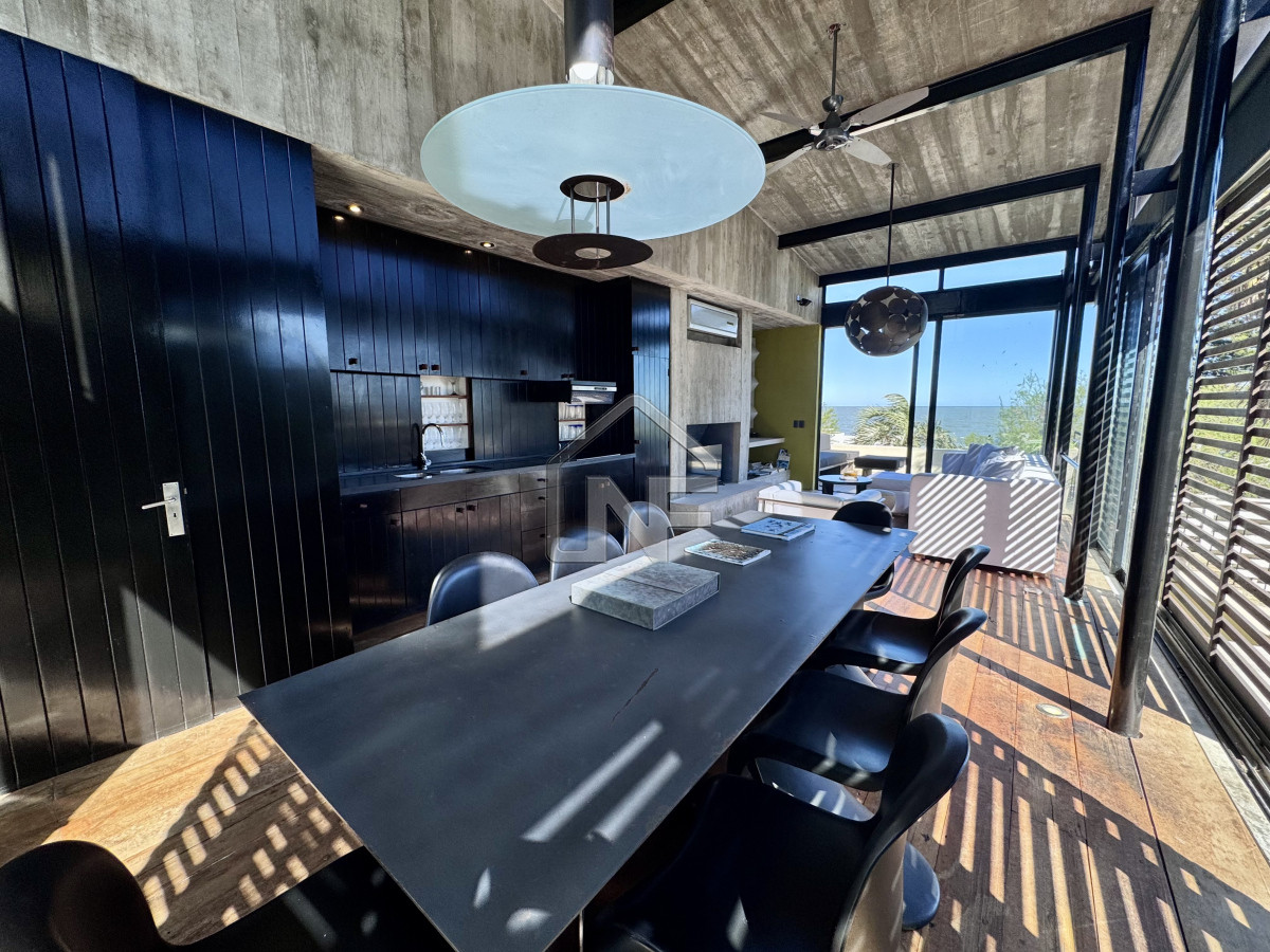 Casa ID.223 - Casa venta 3 dormitorios y servicio, pileta, La Barra, Uruguay