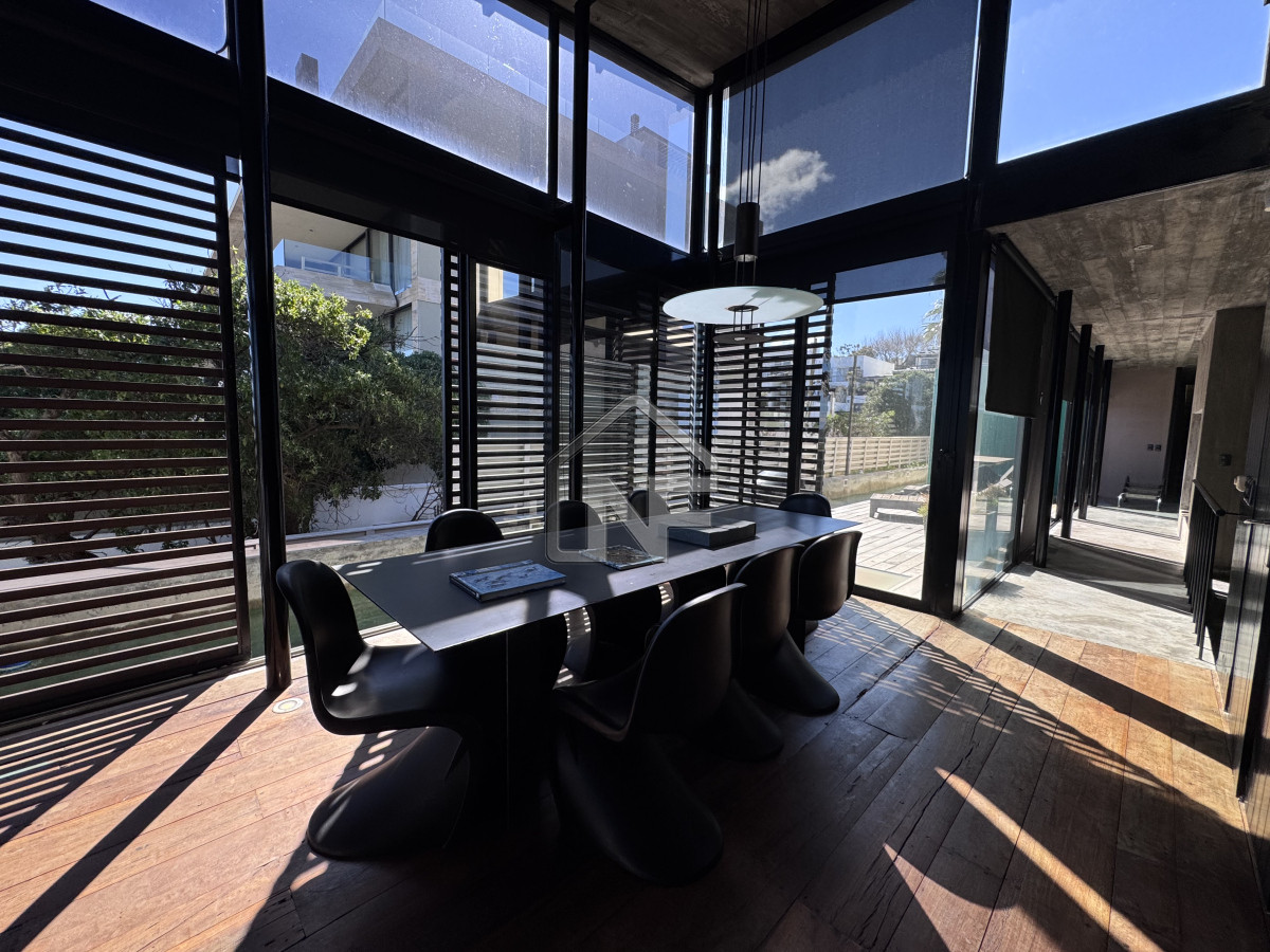 Casa ID.223 - Casa venta 3 dormitorios y servicio, pileta, La Barra, Uruguay